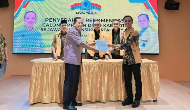 
					DIREKOM: Oka Mahendra Jati Kusuma (kanan) saat menerima Surat Rekomendasi sebagai Ketua DPRD dari DPP Partai Golkar di Kantor DPD Partai Gilkar Jawa Timur, Senin (9/9/24) kemarin. (Foto: Istimewa)
