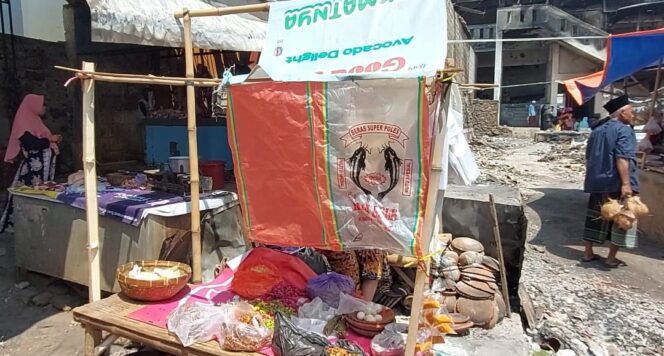 
					Pedagang berjualan di tempat seadanya.