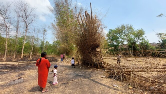 
					HEBOH: warga sedang melihat barongan bambu yang berdiri sendiri di Desa Tongas Wetan, Kec. Tongas, Kab. Probolinggo. (foto: Hafiz Rozani).