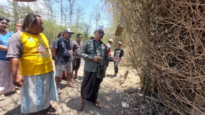 
					Paranornal Ustadz Nur Ridwan (kopyah putih) saat mengunjungi barongj bambu di Desa Tongas Wetan, Tongas, Probolinggo. (foto: Hafiz Rozani).