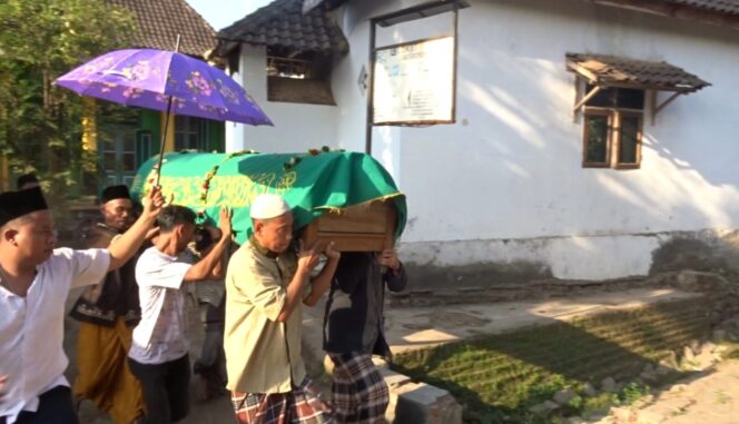 
					TEWAS: Jasad korban saat hendak dimakamkan di TPU Desa Kadung, Winongan, Pasuruan. (foto: Moh. Rois).