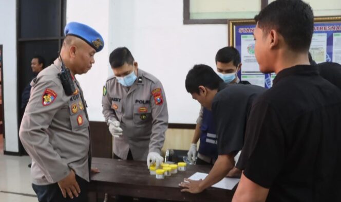 
					MENDADAK: Anggota Polres Probolinggo Kota saat menjalani tes urine yang dilakukan secara mendadak. (Foto: Istinewa)