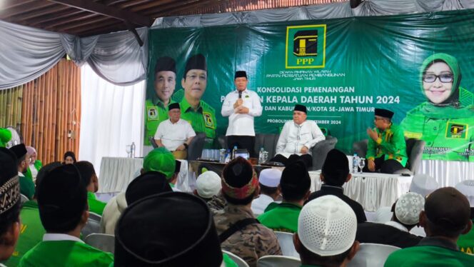 
					BERI ARAHAN: Mardiono saat memberikan sambutan dalam Konsolidasi Pemenangan Pilkada PPP di Desa Brani Kulon, Kecamatan Maron, Kabupaten Probolinggo, Kamis (12/9/24) siang. (foto: Ali Ya'lu).