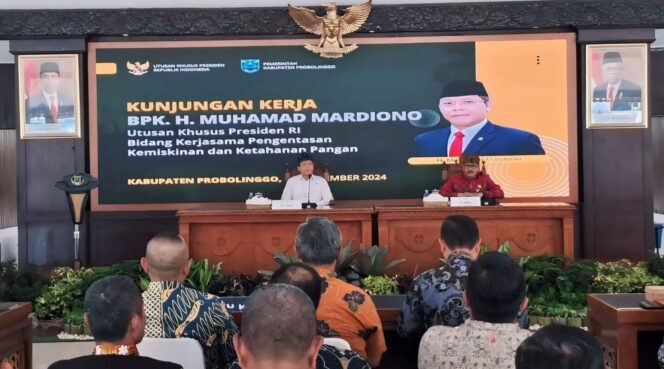 
					DIUTUS JOKOWI: Utusan Khusus Presiden RI Bidang Kerjasama Pengentasan Kemiskinan dan Ketahanan Pangan, M. Mardiono, saat Kunker di Pendopo Bupati Probolinggo, Kamis (12/9/24) siang. (foto: IG Endless Probolinggo).
