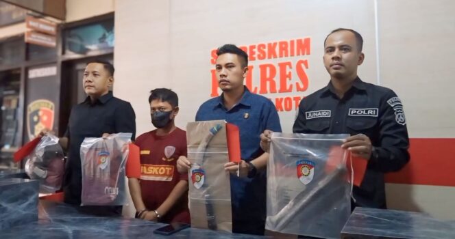 
					Foto tersangka saat rilis kasus di Mapolres Pasuruan Kota.
