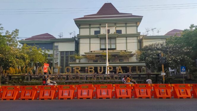 
					Kantor Bupati Probolinggo di Jl. Panglima Sudirman Kota Kraksaan.
