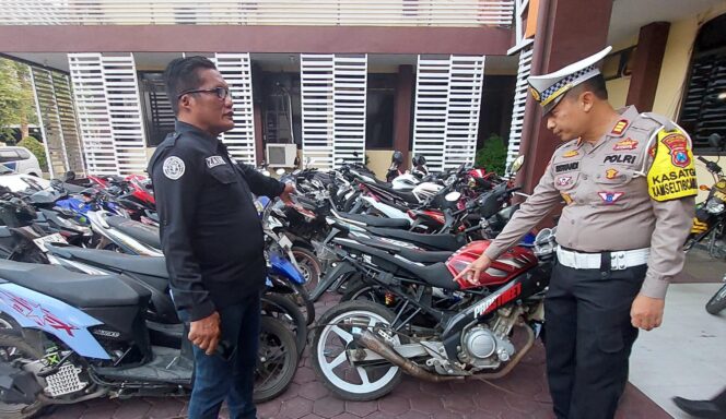 
					DIAMANKAN: Kasat Lantas dan Kasi Humas Polres Probolinggo Kota meninjau puluhan motor yang diamankan dari Jalan Semeru. (foto: Hafiz Rozani).