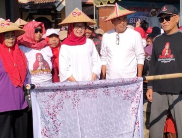 Calon Bupati Lumajang mengikuti rangkaian jalan sehat yang diikuti masyarakat Kecamatan Pasrujambe.