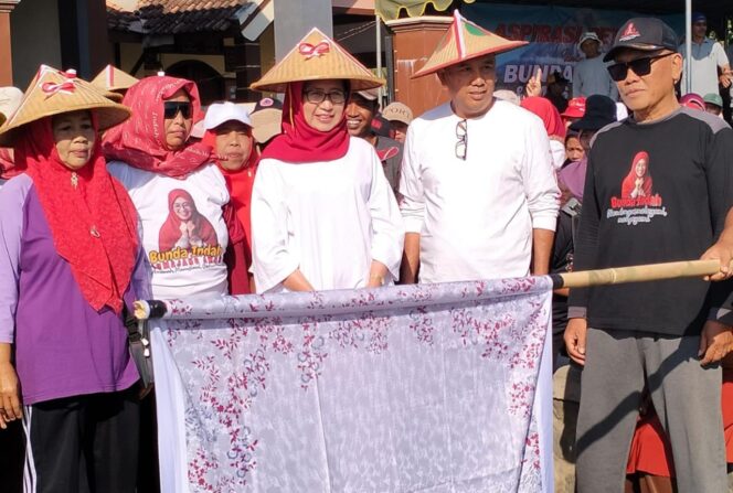 
					Calon Bupati Lumajang mengikuti rangkaian jalan sehat yang diikuti masyarakat Kecamatan Pasrujambe.