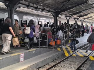 RAMAI: Suasana keramaian penumpang yang hendak naik kereta api di wilayah Daop 9 Jember. (istimewa)