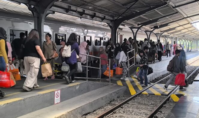 
					RAMAI: Suasana keramaian penumpang yang hendak naik kereta api di wilayah Daop 9 Jember. (istimewa)