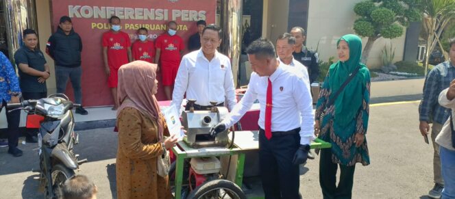 
					Satreskrim Polres Pasuruan saat merilis kasus pencurian mesin penggilingan es tebu.
