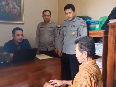 DIPERIKSA: Pelaku pembacokan, Sunardi, saat dimintai keterangan di Polsek Kuripan. (foto: Hafiz Rozani).