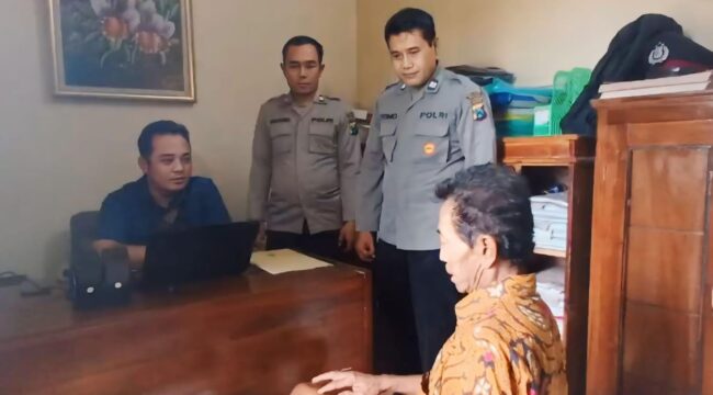 DIPERIKSA: Pelaku pembacokan, Sunardi, saat dimintai keterangan di Polsek Kuripan. (foto: Hafiz Rozani).