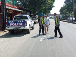 Polisi melakukan olah TKP.