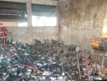 PEMADAMAN: Petugas Pemadam Kebakaran Melakukan pembasahan gudang milik Dinas Pertanian Kabupaten Pasuruan. (foto: Moh. Rois).
