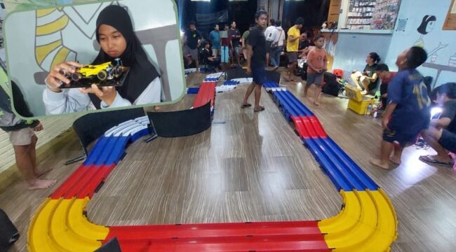 DIGEMAR: Para player Tamiya Kota Probolinggo sedang latihan bersama di Distrik arena, Mayangan. Insert: Player memeriksa Tamiya sebelum dilepas. (foto: Hafiz Rozani)
