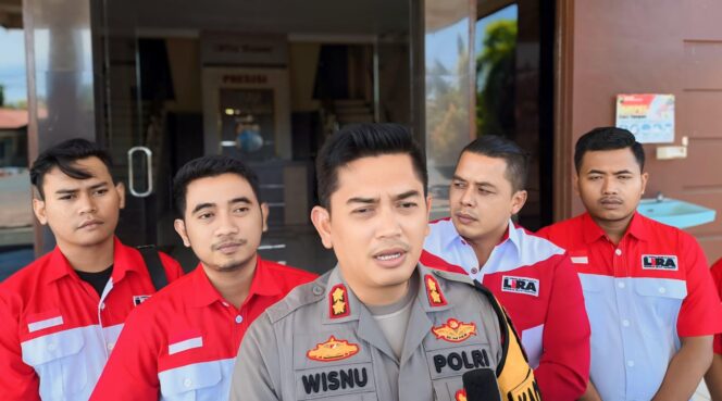 
					SOROTI PUPUK: Kapolres Probolinggo, AKBP Wisnu Wardana usai pertemuan dengan Gubernur LIRA Jatim, Syamsuddin, Kamis (19/9/24) siang. (foto: Ali Ya'lu).
