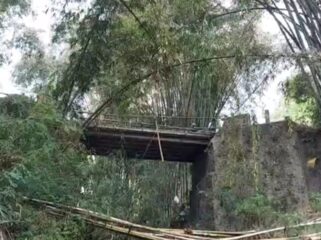 TERJUN SUNGAI: Lokasi jatuhnya motor di Sungai Krecek, Desa Kayu Kebek, Kecamatan Tutur, Kabupaten Pasuruan, Kamis (19/9/24) siang. (foto: Moh. Rois)
