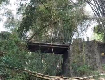 TERJUN SUNGAI: Lokasi jatuhnya motor di Sungai Krecek, Desa Kayu Kebek, Kecamatan Tutur, Kabupaten Pasuruan, Kamis (19/9/24) siang. (foto: Moh. Rois)
