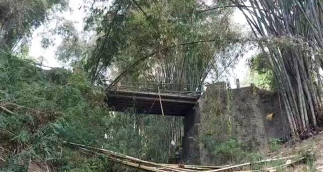 
					TERJUN SUNGAI: Lokasi jatuhnya motor di Sungai Krecek, Desa Kayu Kebek, Kecamatan Tutur, Kabupaten Pasuruan, Kamis (19/9/24) siang. (foto: Moh. Rois)
