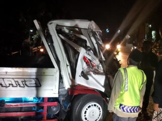 TERJEPIT: Sejumlah warga berusaha mengevakuasi sopir pikap yang terjepit kokpit kendaraan usai kecelakaan. (foto: Hafiz Rozani)
