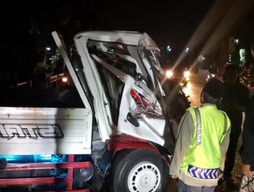 TERJEPIT: Sejumlah warga berusaha mengevakuasi sopir pikap yang terjepit kokpit kendaraan usai kecelakaan. (foto: Hafiz Rozani)
