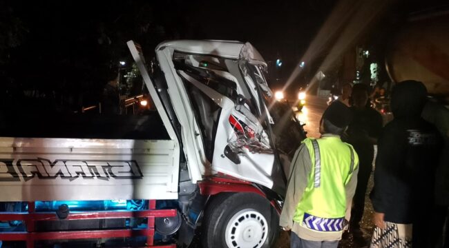 TERJEPIT: Sejumlah warga berusaha mengevakuasi sopir pikap yang terjepit kokpit kendaraan usai kecelakaan. (foto: Hafiz Rozani)
