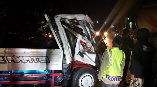 
					TERJEPIT: Sejumlah warga berusaha mengevakuasi sopir pikap yang terjepit kokpit kendaraan usai kecelakaan. (foto: Hafiz Rozani)
