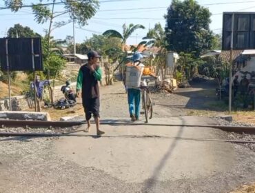 RAWAN: Lokasi terjadinya kecelakaan motor vs KA di Desa Pesisir, Kecamatan Sumberasih, Kabupaten Probolinggo. (foto: Hafiz Rozani).
