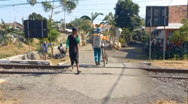 RAWAN: Lokasi terjadinya kecelakaan motor vs KA di Desa Pesisir, Kecamatan Sumberasih, Kabupaten Probolinggo. (foto: Hafiz Rozani).
