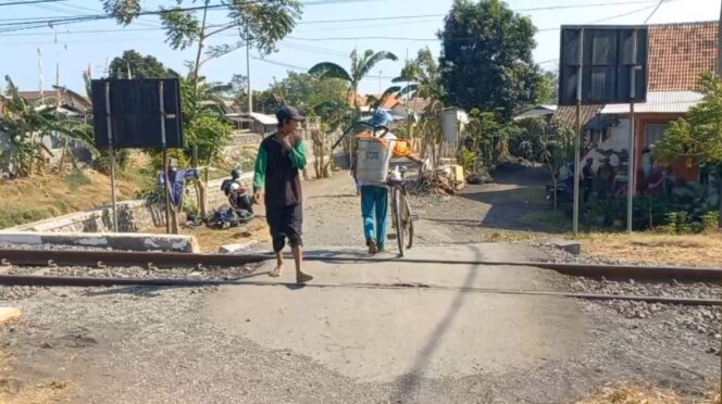 
					RAWAN: Lokasi terjadinya kecelakaan motor vs KA di Desa Pesisir, Kecamatan Sumberasih, Kabupaten Probolinggo. (foto: Hafiz Rozani).
