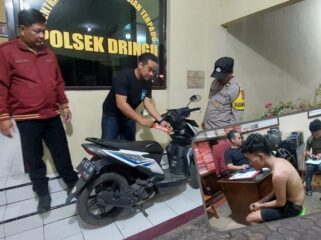 CURANMOR: Barang bukti motor hasil curian diamankan di Mapolsek Dringu. Insert: Pelaku curanmor saat dimintai keterangan oleh polisi. (foto: Hafiz Rozani)
