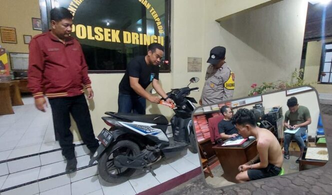 
					CURANMOR: Barang bukti motor hasil curian diamankan di Mapolsek Dringu. Insert: Pelaku curanmor saat dimintai keterangan oleh polisi. (foto: Hafiz Rozani)
