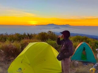 Menikmati indahnya pemandangan di atas puncak B29. (Foto : Asmadi).