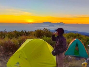 Menikmati indahnya pemandangan di atas puncak B29. (Foto : Asmadi).