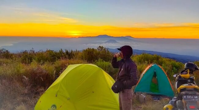 Menikmati indahnya pemandangan di atas puncak B29. (Foto : Asmadi).