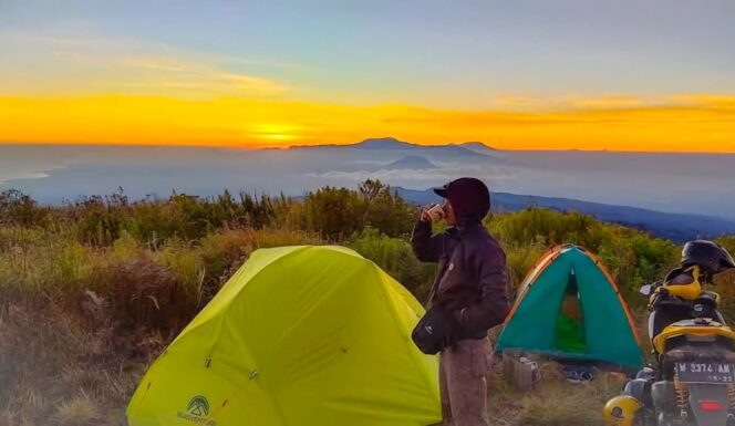 
					Menikmati indahnya pemandangan di atas puncak B29. (Foto : Asmadi).