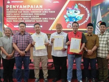 DITETAPKAN: KPU Jatim menyerahkan berkas penetapan pasangan calon Pilgub Jatim 2024 kepada 3 Liaison Officer masing-masing paslon. (foto: Istimewa).