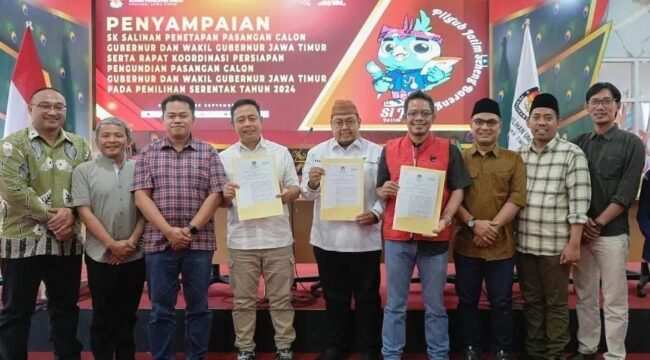 DITETAPKAN: KPU Jatim menyerahkan berkas penetapan pasangan calon Pilgub Jatim 2024 kepada 3 Liaison Officer masing-masing paslon. (foto: Istimewa).