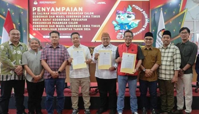 
					DITETAPKAN: KPU Jatim menyerahkan berkas penetapan pasangan calon Pilgub Jatim 2024 kepada 3 Liaison Officer masing-masing paslon. (foto: Istimewa).