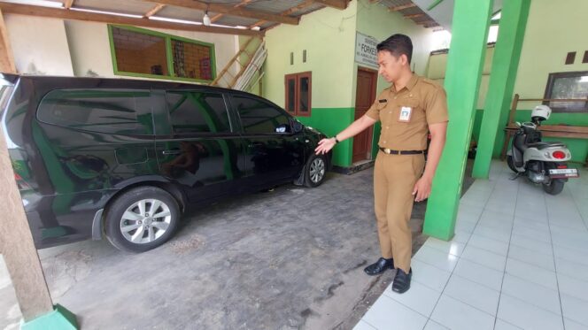 
					RAIB: Pemilik motor, Febri Dwi Sahputra, menunjukkan lokasi terakhir motornya sebelum raib. (foto: Hafiz Rozani)