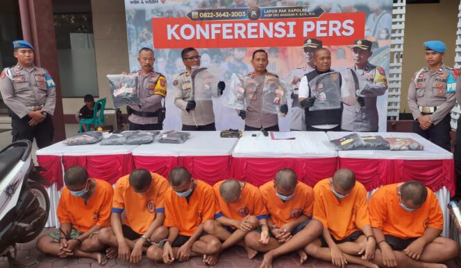 
					BRUTAL: Total 7 anggota gengster Raja Kasus diringkus Polres Probolinggo Kota usai terlibat pembacokan terhadap 9 orang warga. (foto: Hafiz Rozani)
