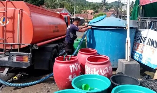 
					BPBD Lumajang saat melakukan droping air bersih di sejumlah desa.