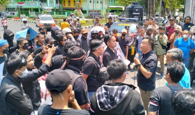 
					Pemuda Lumajang Bersatu atau Kader Inti Pemuda Anti Narkoba (KIPAN) Jawa Timur (Jatim), menggelar aksi damai di depan kantor Polres Lumajang. (Foto : Asmadi)