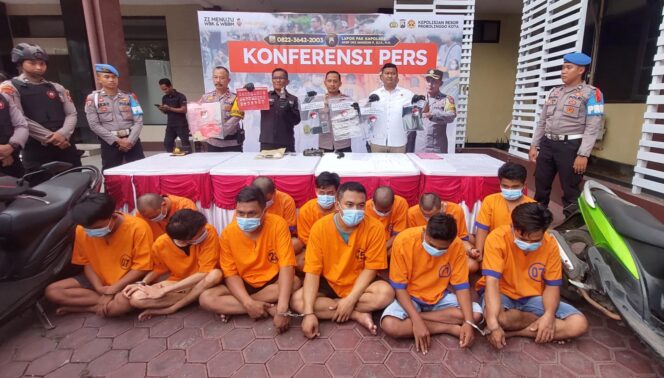 
					TERSANGKA: 13 tersangka pengguna dan pengedar sabu saat dirilis  Satresnarkoba Polres Probolinggo Kota. (foto: Hafiz Rozani).
