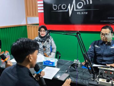 SOSIALISASI: Diskominfo Kabupaten Probolinggo dan KPPBC TMP C Probolinggo sosialisasi pemberantasan rokok ilegal via radio. (foto: Ali Ya'lu)