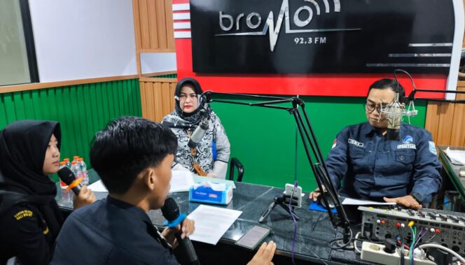 
					SOSIALISASI: Diskominfo Kabupaten Probolinggo dan KPPBC TMP C Probolinggo sosialisasi pemberantasan rokok ilegal via radio. (foto: Ali Ya'lu)