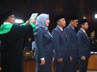 DILANTIK: Para Pimpinan DPRD Kabupaten Probolinggo saat menjalani prosesi pengambilan sumpah jabatan. (foto: Ali Ya'lu).
