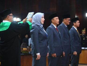 DILANTIK: Para Pimpinan DPRD Kabupaten Probolinggo saat menjalani prosesi pengambilan sumpah jabatan. (foto: Ali Ya'lu).
